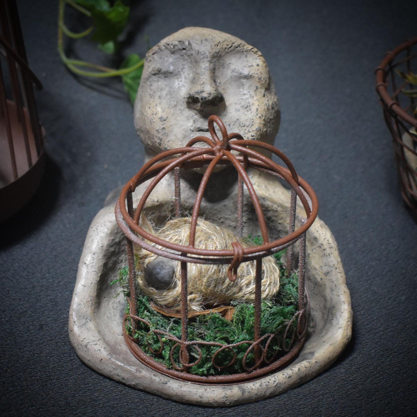 Hüterin des inneren Kindes – Frauenkopf mit Vogelkäfig - traditionell gebrannter Ton in archaischer Gestalt - Art.Nr.: SKU142