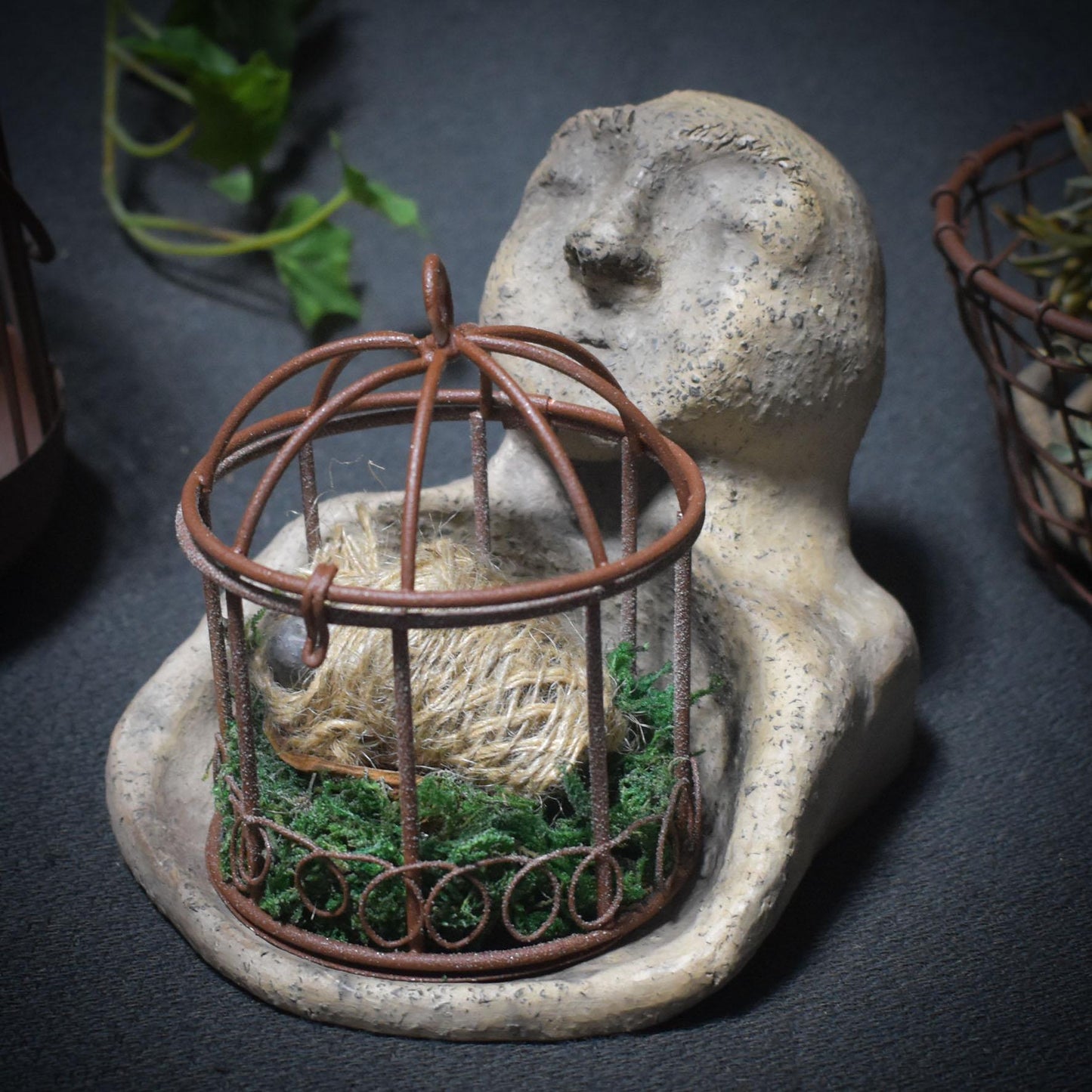 Hüterin des inneren Kindes – Frauenkopf mit Vogelkäfig - traditionell gebrannter Ton in archaischer Gestalt - Art.Nr.: SKU142