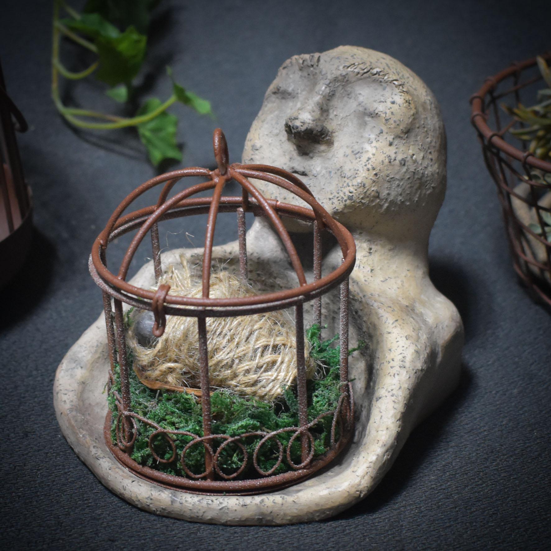 Hüterin des inneren Kindes – Frauenkopf mit Vogelkäfig - traditionell gebrannter Ton in archaischer Gestalt - Art.Nr.: SKU142