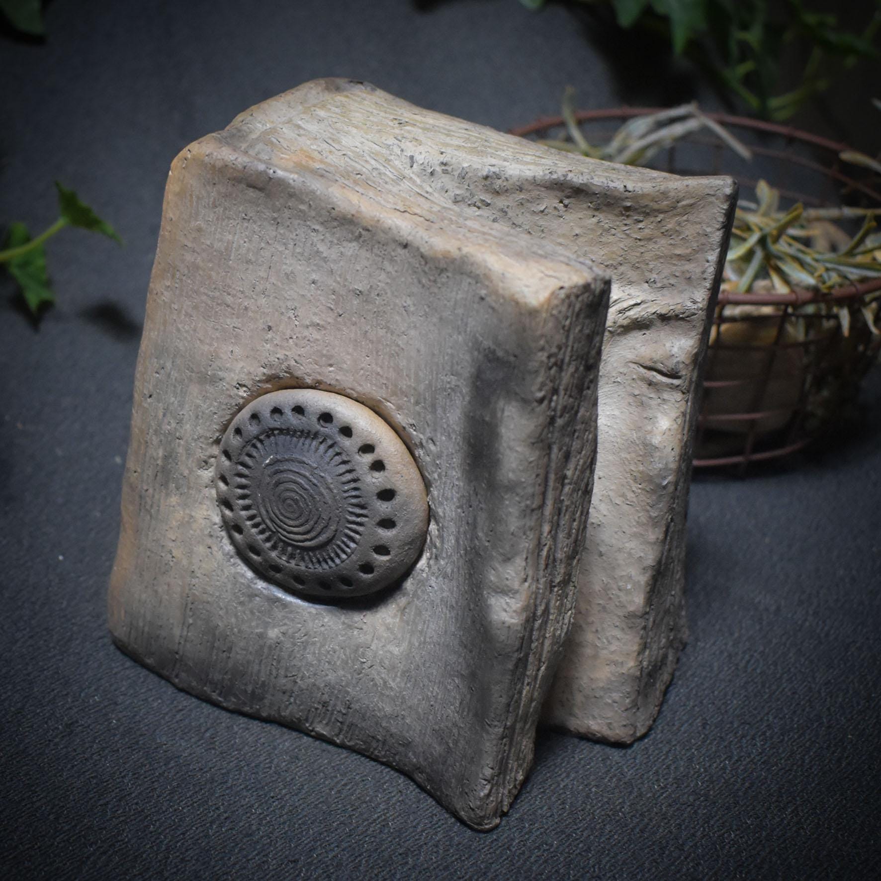 Das Buch des Lebens – Spiegel deiner Seele - aus traditionell gebranntem Ton - archaische Kunst mit Tiefgang - Art.Nr.: SKU143