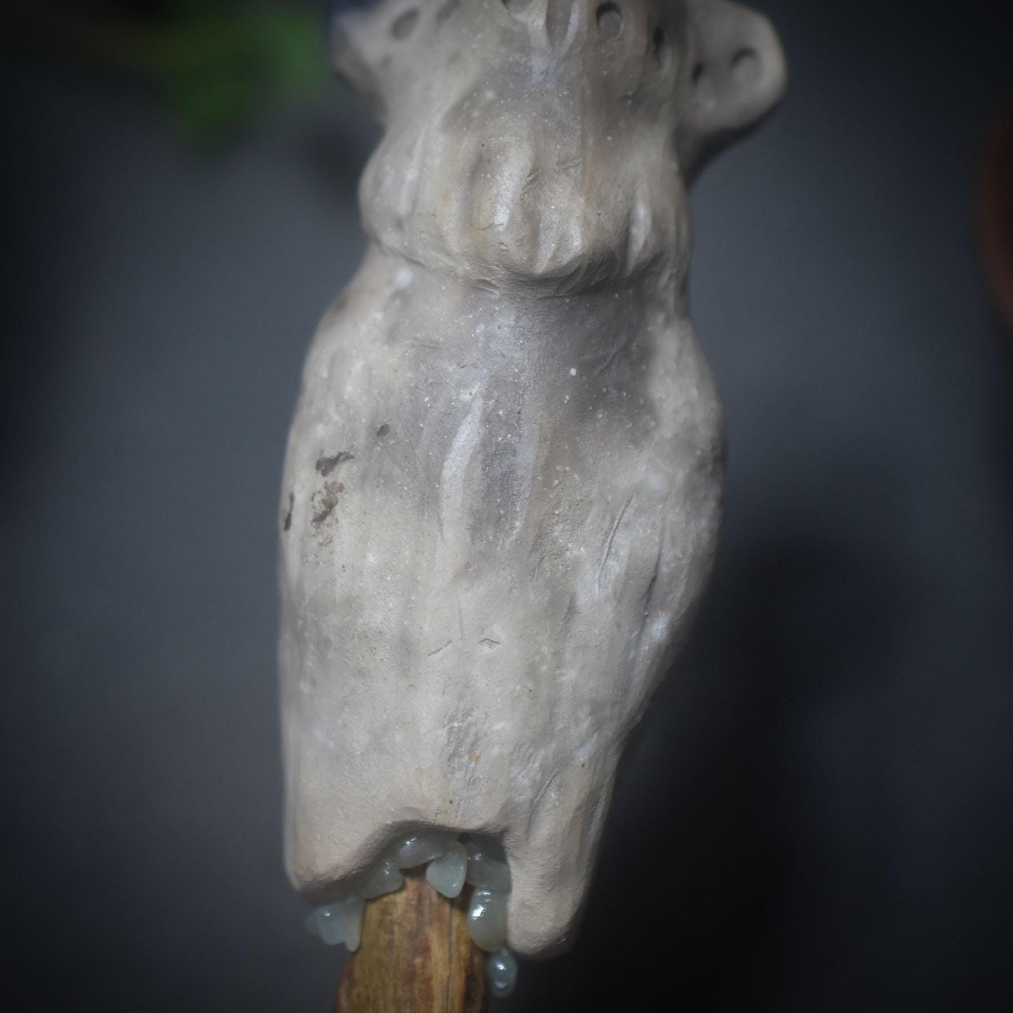 Göttinnenkraft in deinen Händen – Ritualstab mit Aventurin - traditionell gebrannter Ton - archaische Kunst - Art.Nr.: RST020