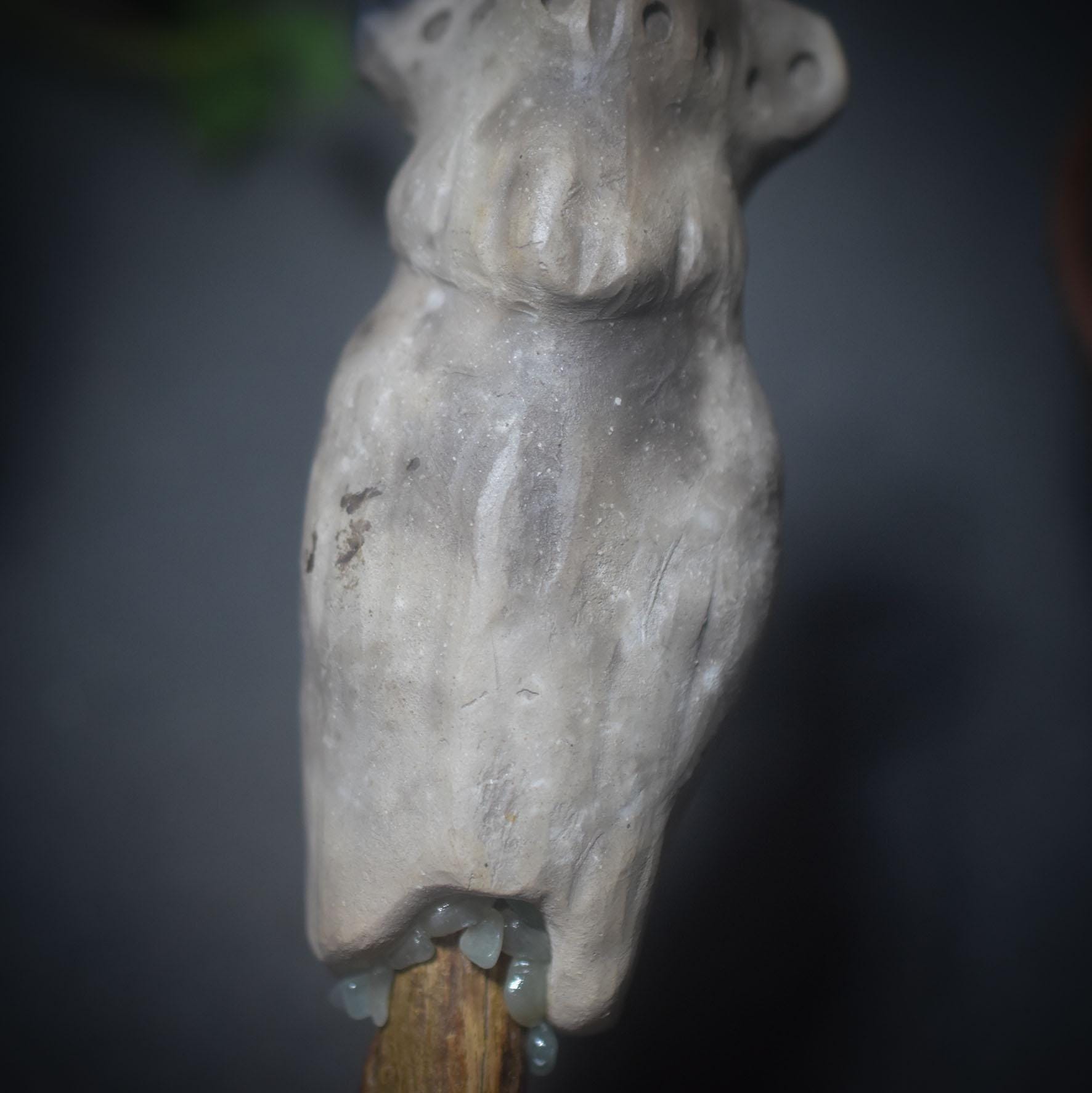 Göttinnenkraft in deinen Händen – Ritualstab mit Aventurin - traditionell gebrannter Ton - archaische Kunst - Art.Nr.: RST020