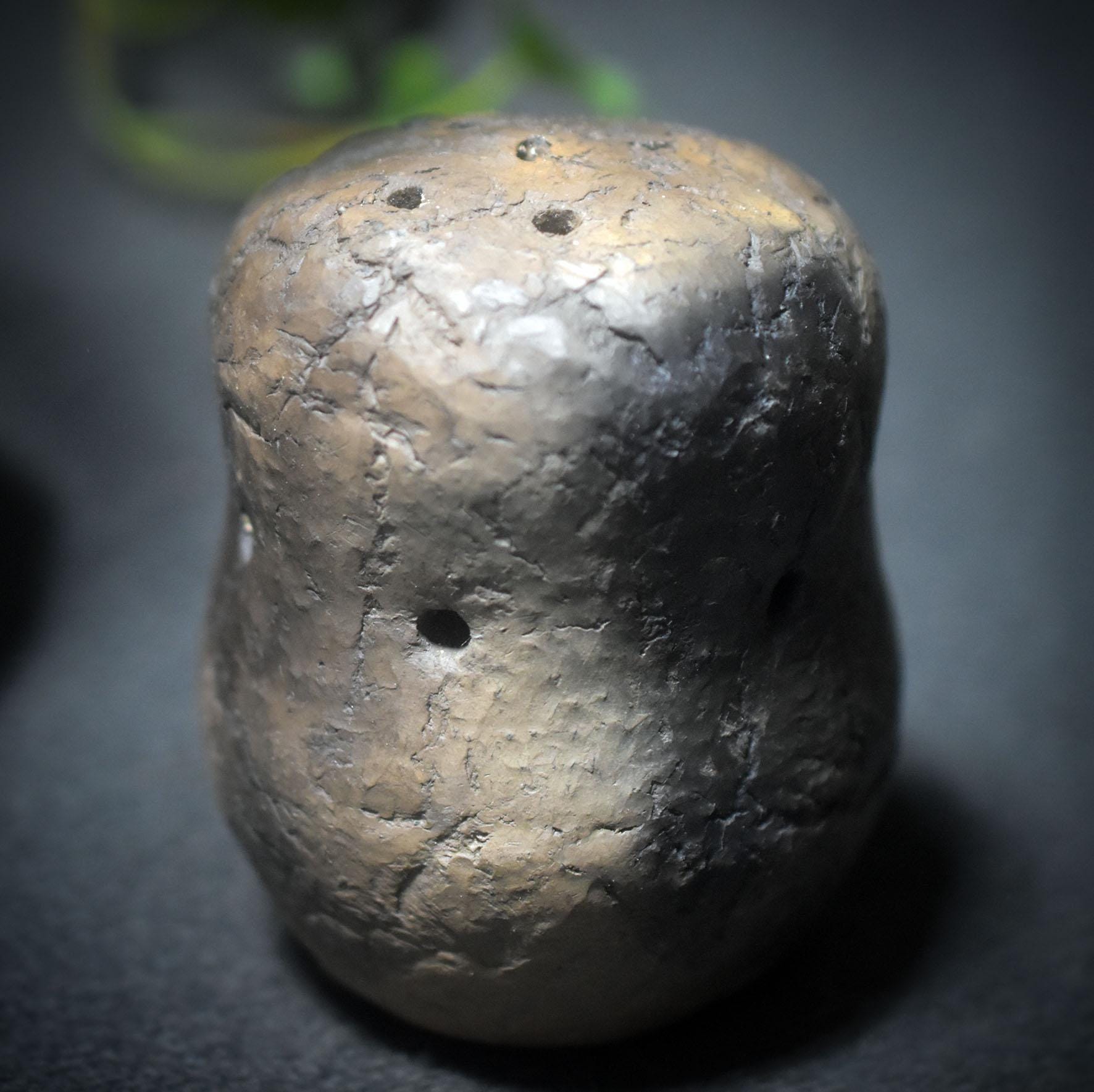 Urtönende Kraft – Schamanische Rassel aus Ton im Rauchbrand - spirituelles Ritualwerkzeug