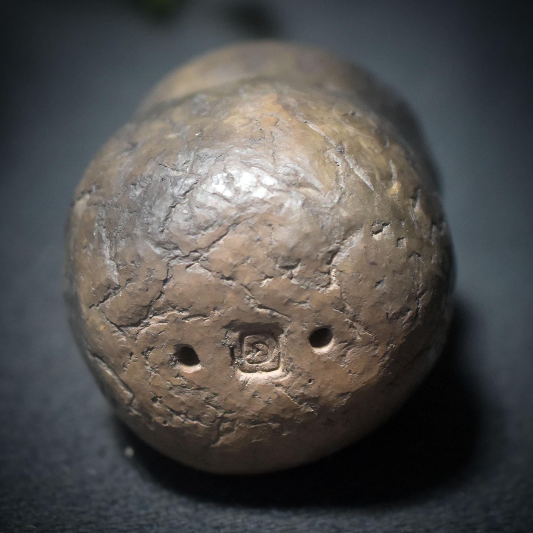 Urtönende Kraft – Schamanische Rassel aus Ton im Rauchbrand - spirituelles Ritualwerkzeug