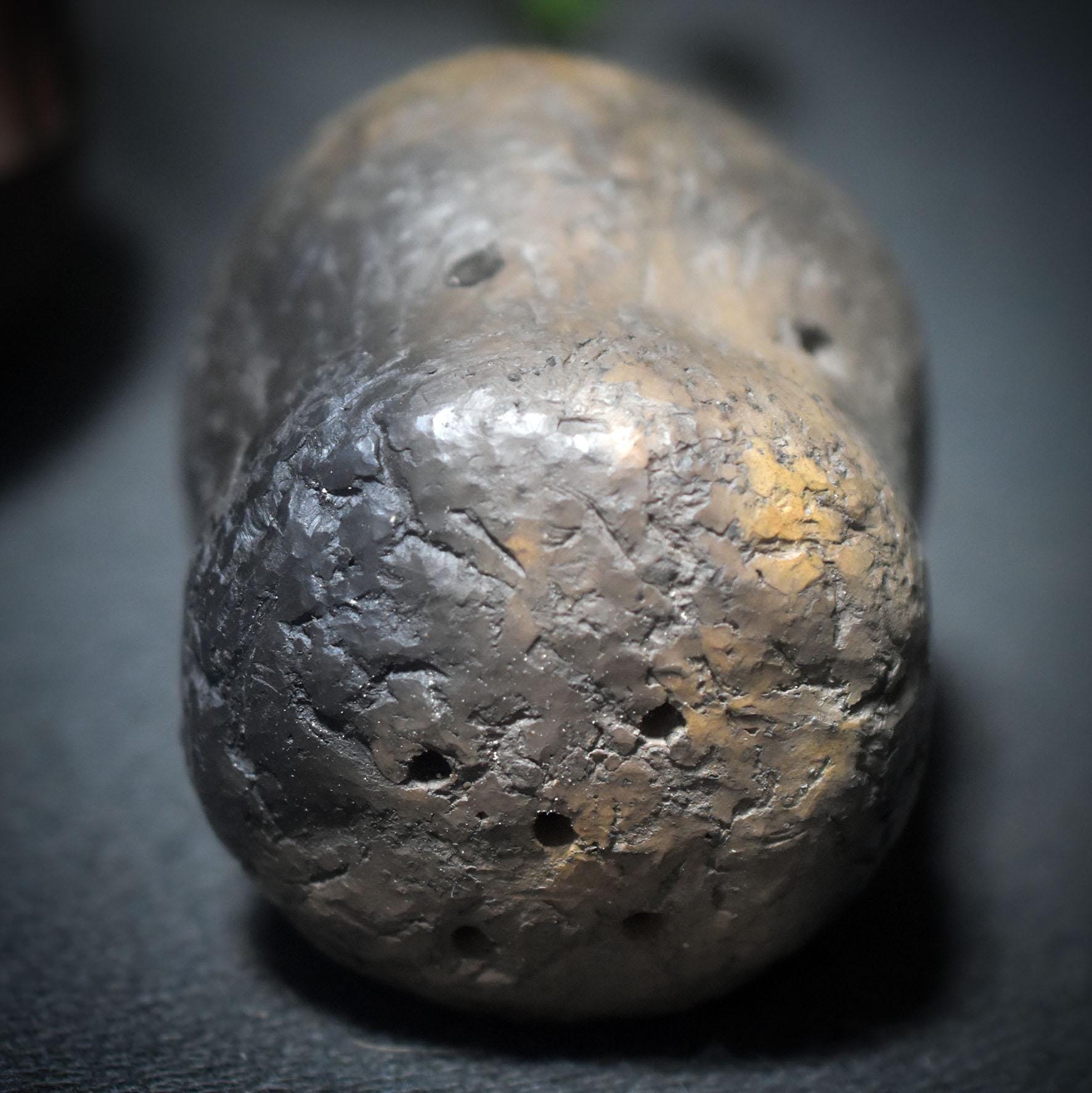 Urtönende Kraft – Schamanische Rassel aus Ton im Rauchbrand - spirituelles Ritualwerkzeug