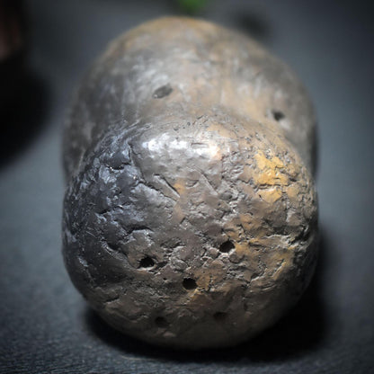 Urtönende Kraft – Schamanische Rassel aus Ton im Rauchbrand - spirituelles Ritualwerkzeug