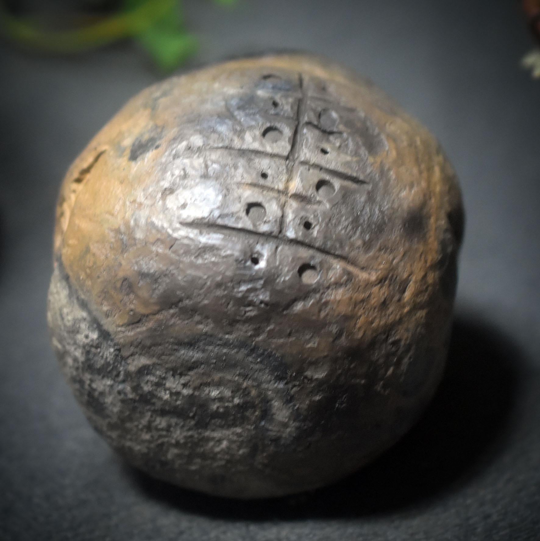 Gesicht der Führung – Schamanische Rassel als Werkzeug der Verbindung - traditioneller Rauchbrand - Klangkörper aus Ton - Art.Nr.: SRA043