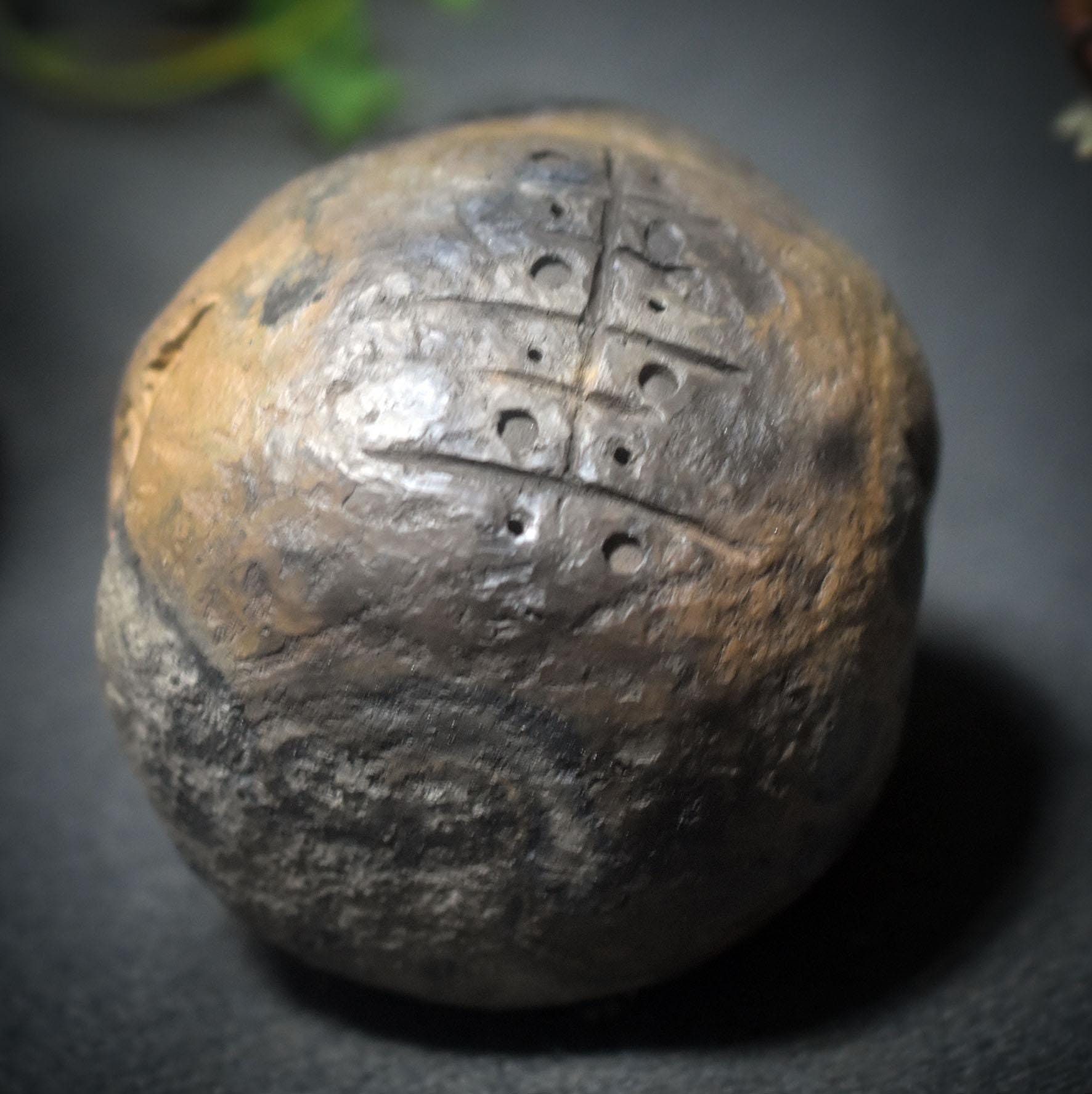 Gesicht der Führung – Schamanische Rassel als Werkzeug der Verbindung - traditioneller Rauchbrand - Klangkörper aus Ton