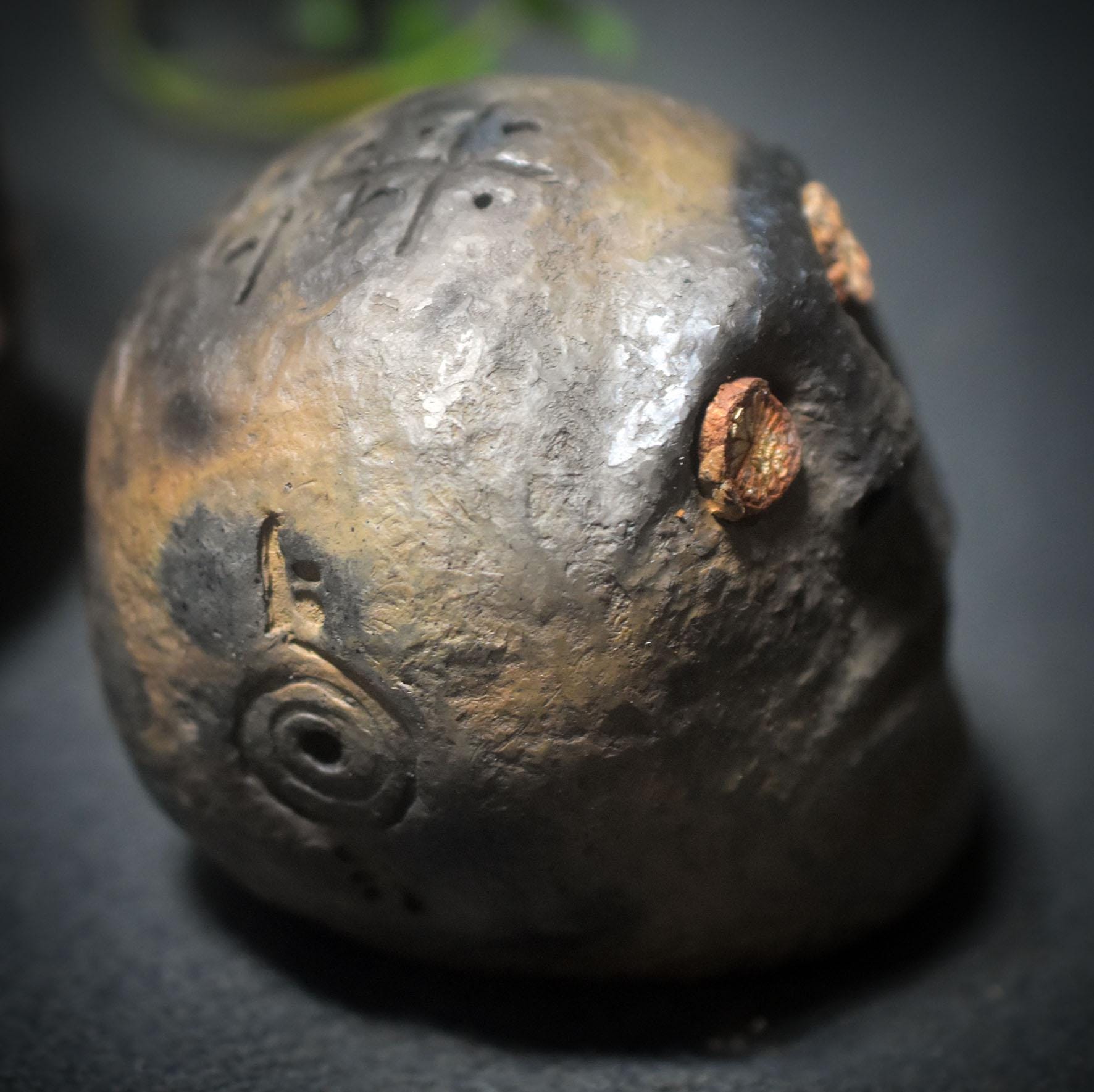 Gesicht der Führung – Schamanische Rassel als Werkzeug der Verbindung - traditioneller Rauchbrand - Klangkörper aus Ton - Art.Nr.: SRA043