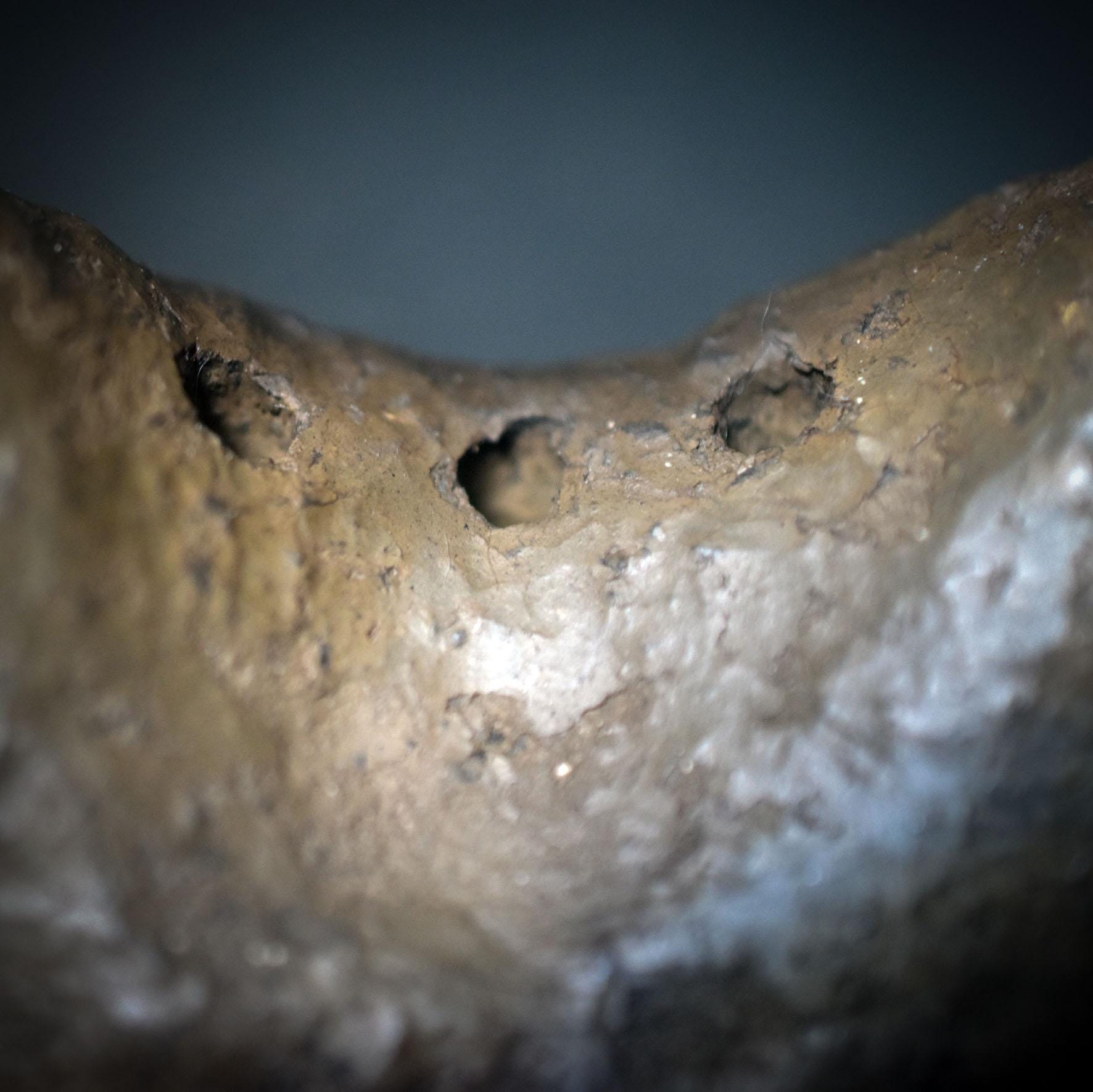 Aufstieg der Seele – Schamanische Rassel mit Stoßzähnen und dem Symbol -The Rising Woman - Klangkörper aus Ton - Art.Nr.: SRA044