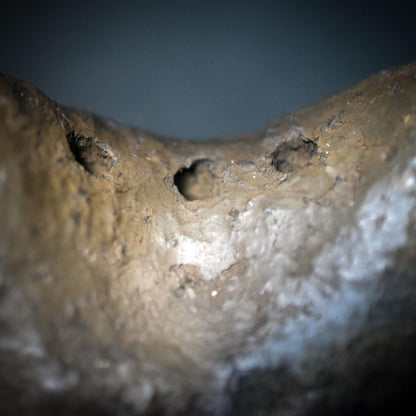 Aufstieg der Seele – Schamanische Rassel mit Stoßzähnen und dem Symbol -The Rising Woman - Klangkörper aus Ton - Art.Nr.: SRA044