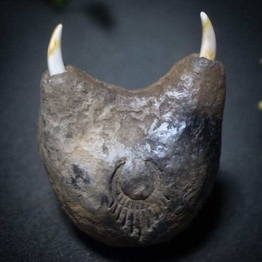 Aufstieg der Seele – Schamanische Rassel mit Stoßzähnen und dem Symbol -The Rising Woman - Klangkörper aus Ton - Art.Nr.: SRA044