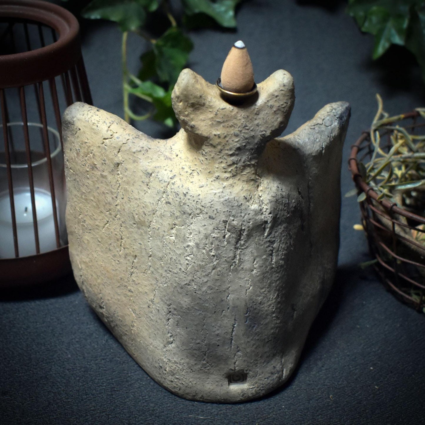 Cernunnos im Rauch – Archaischer Rückfluss-Räucherkegelhalter - traditionelle Rauchbrandkunst