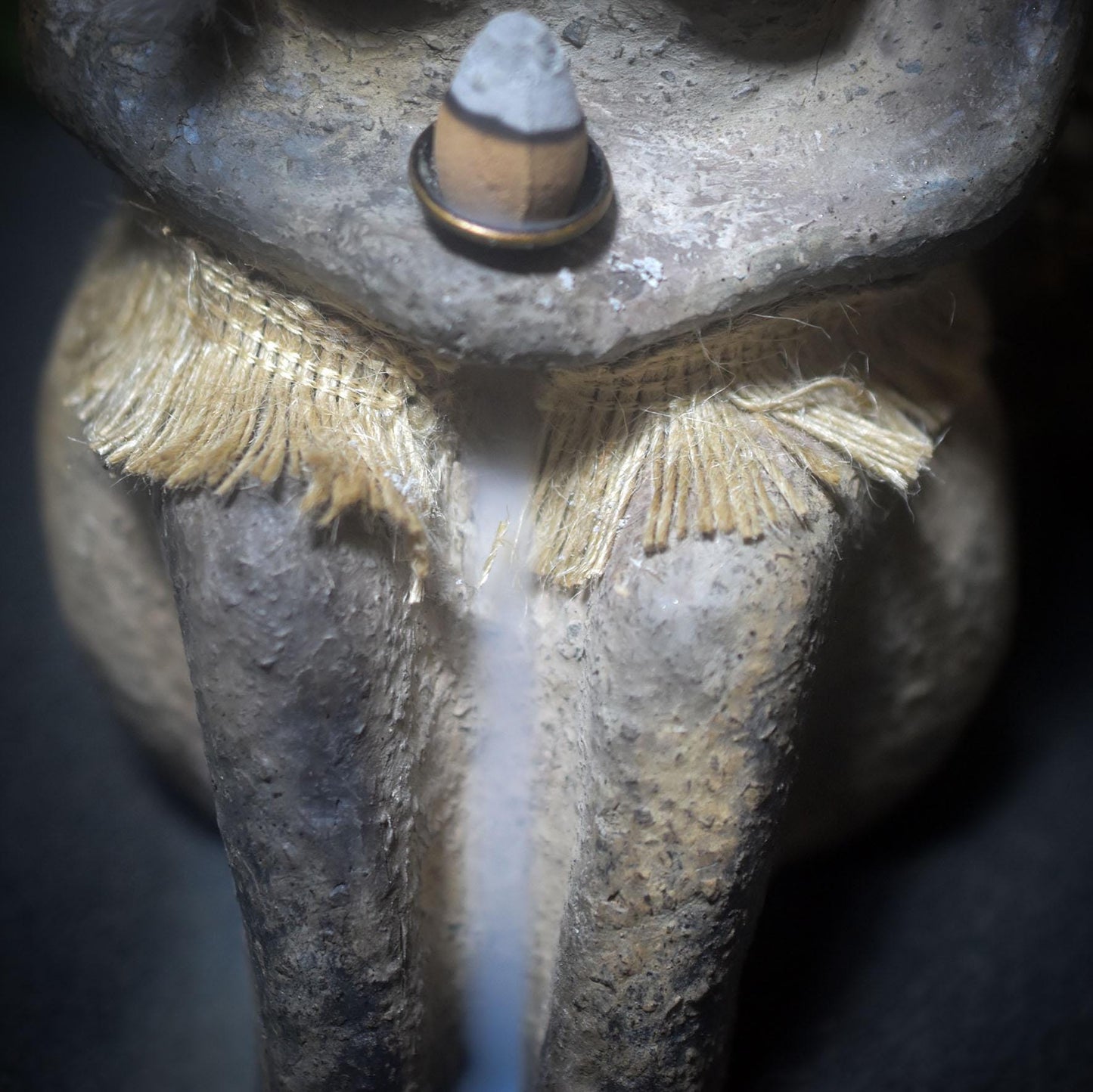 Fluss der Elemente – Weibliche Figur als Rückfluss-Räucherkegelhalter - traditionelle Rauchbrandtechnik - archaische Kunst - Art.Nr.: RÄG019