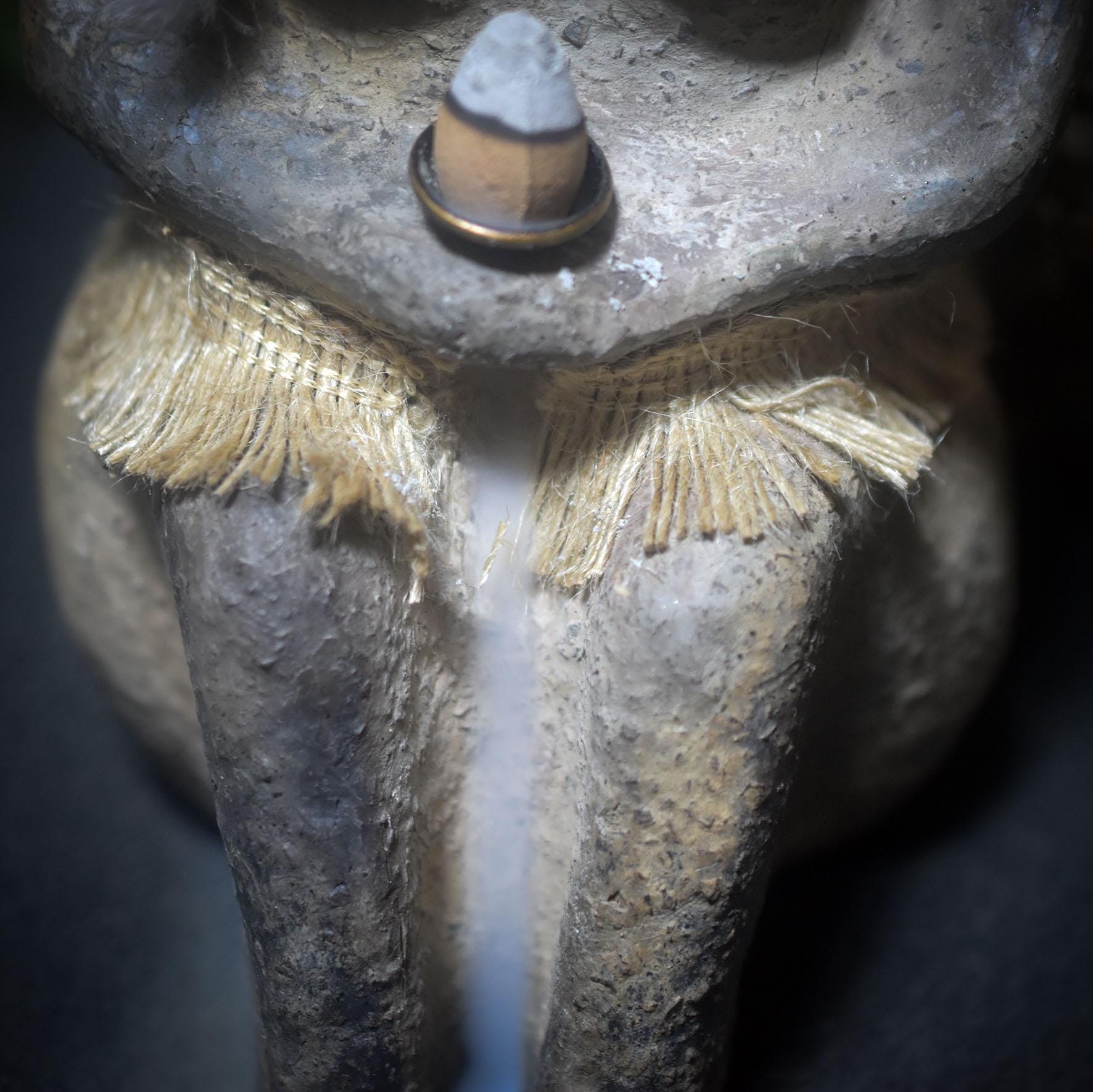 Fluss der Elemente – Weibliche Figur als Rückfluss-Räucherkegelhalter - traditionelle Rauchbrandtechnik - archaische Kunst - Art.Nr.: RÄG019