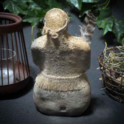 Fluss der Elemente – Weibliche Figur als Rückfluss-Räucherkegelhalter - traditionelle Rauchbrandtechnik - archaische Kunst - Art.Nr.: RÄG019