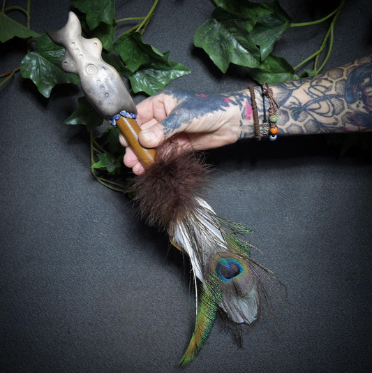 Räucherfedern der Mondgöttin – Hüterin von Intuition und Klarheit - archaische Rauchbrandkunst - Ritualwerkzeug