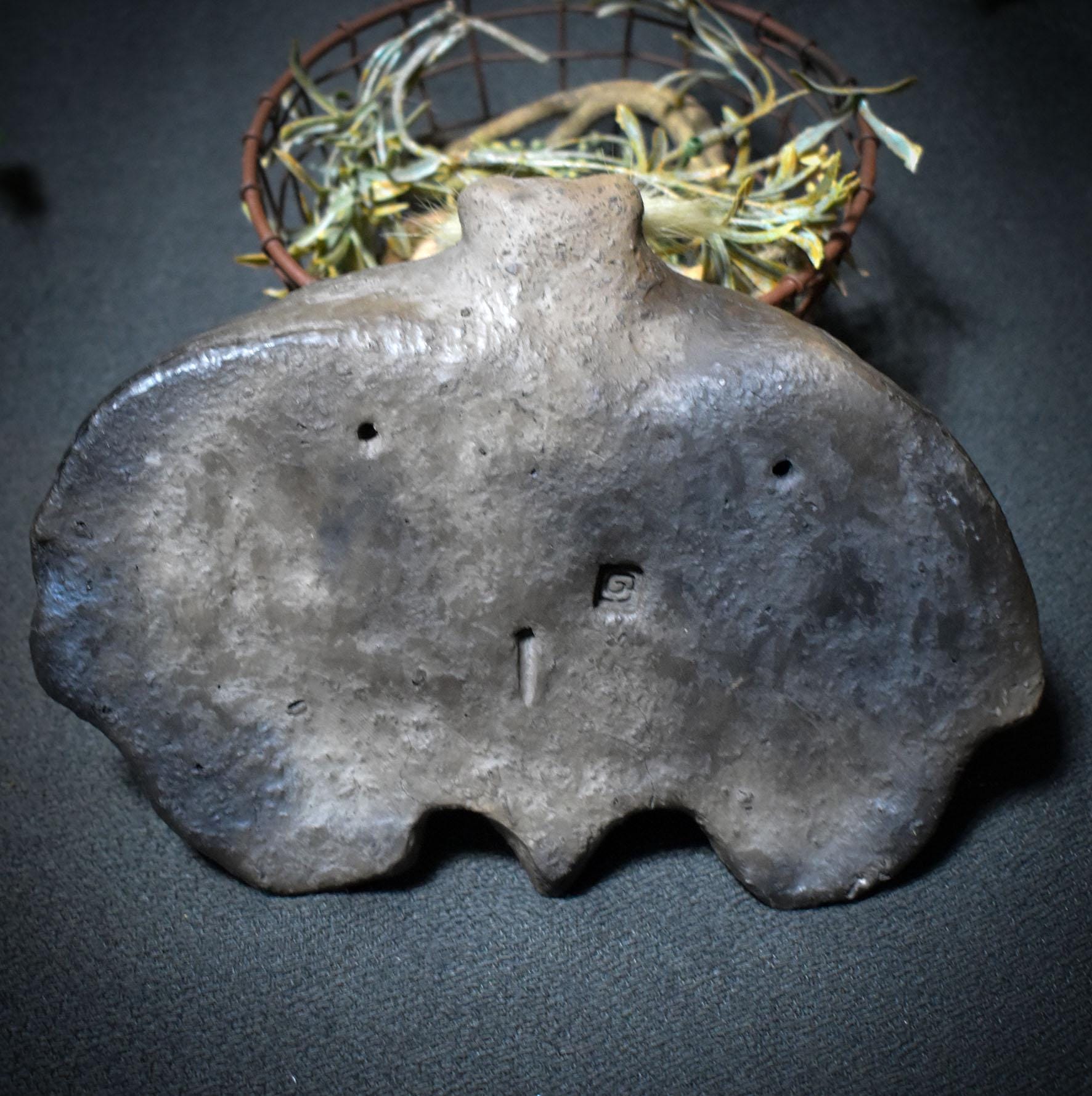 Tonskulptur der Nachtmotte – Hüterin des Mondlichts - Krafttier Motte - spirituelle Dekoration - Art.Nr.: SKU145