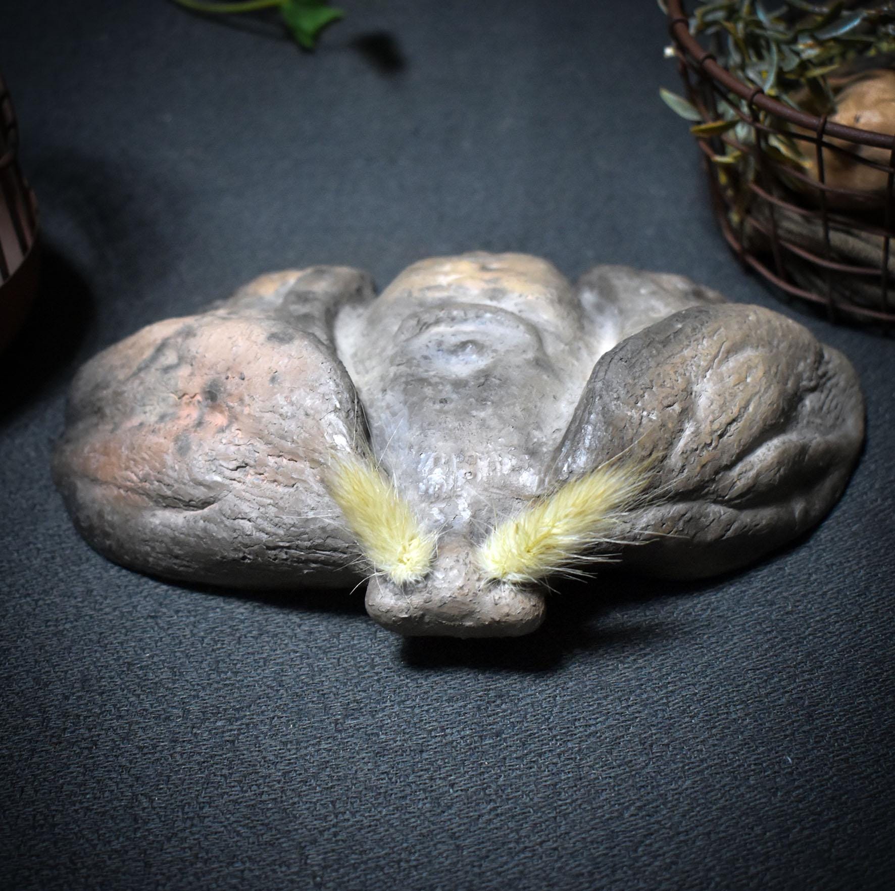 Tonskulptur der Nachtmotte – Hüterin des Mondlichts - Krafttier Motte - spirituelle Dekoration - Art.Nr.: SKU145