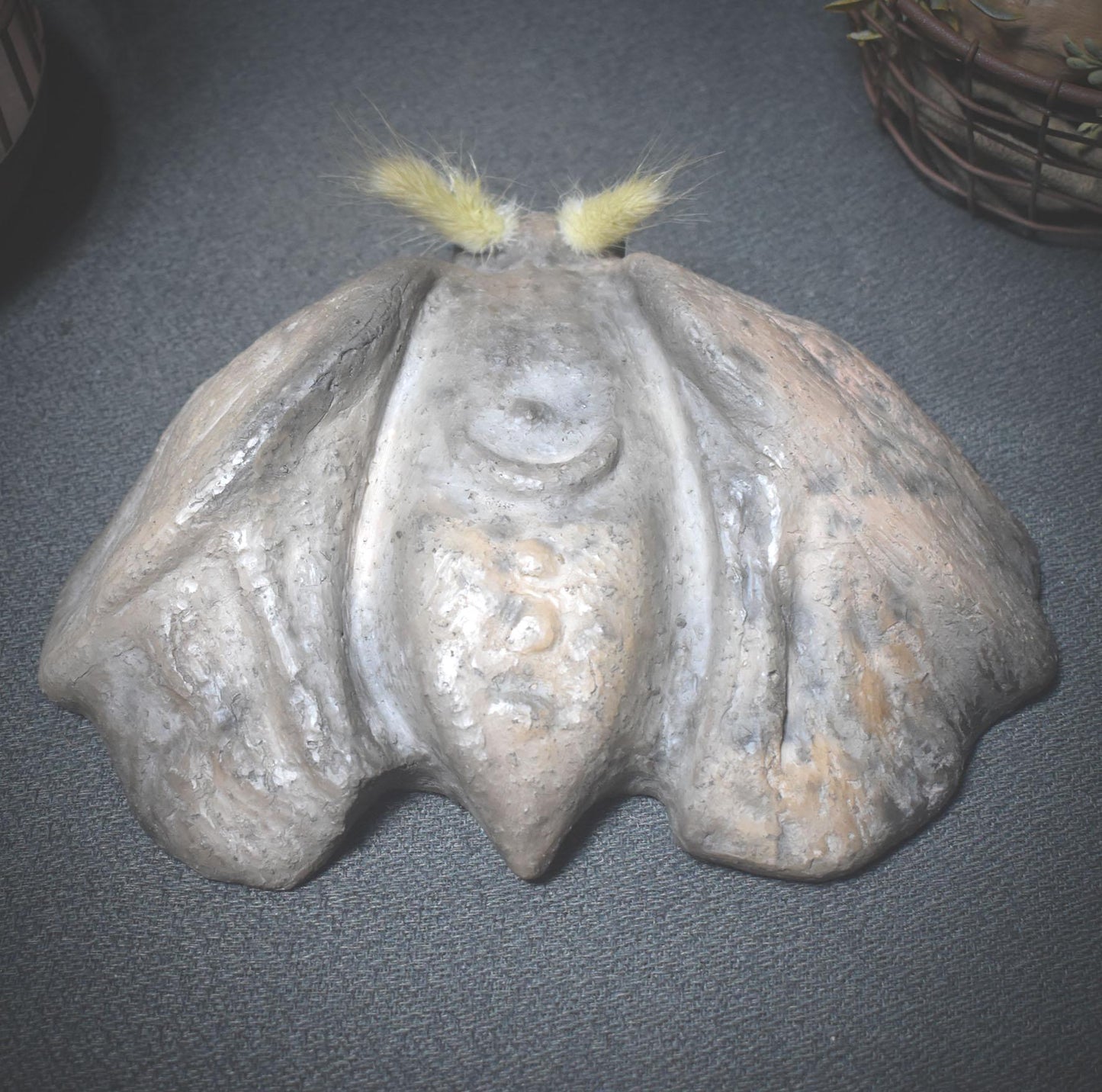 Tonskulptur der Nachtmotte – Hüterin des Mondlichts - Krafttier Motte - spirituelle Dekoration - Art.Nr.: SKU145