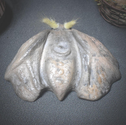 Tonskulptur der Nachtmotte – Hüterin des Mondlichts - Krafttier Motte - spirituelle Dekoration - Art.Nr.: SKU145