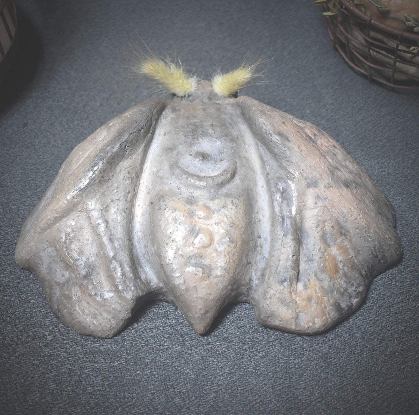 Tonskulptur der Nachtmotte – Hüterin des Mondlichts - Krafttier Motte - spirituelle Dekoration