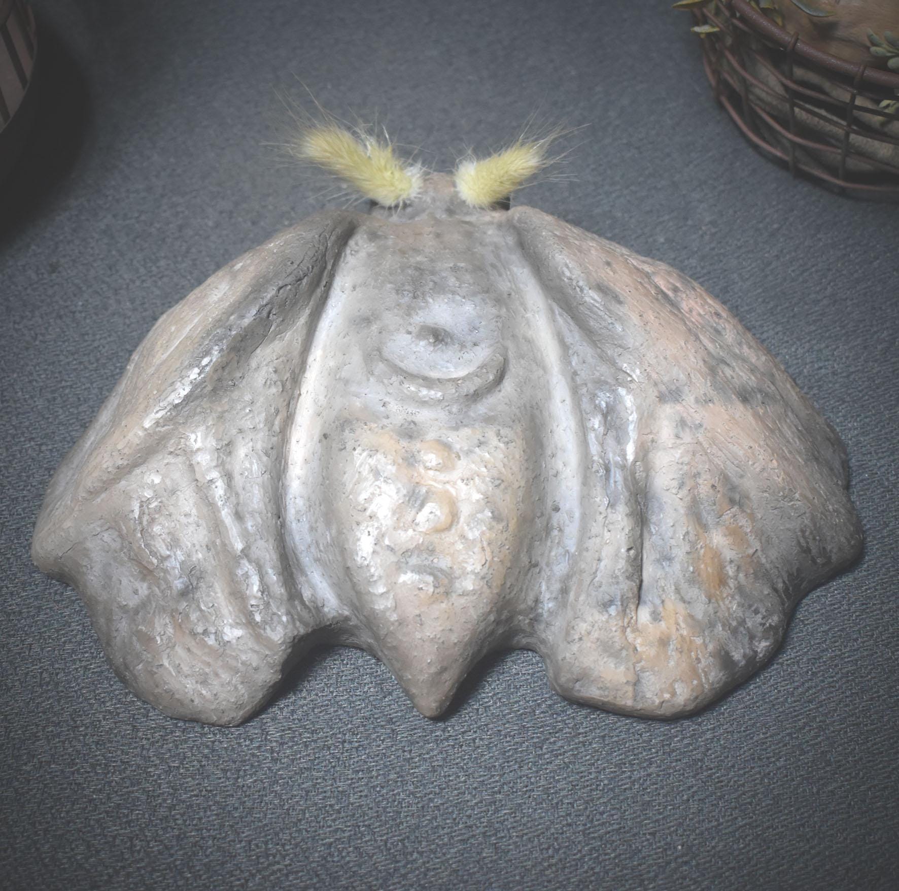 Tonskulptur der Nachtmotte – Hüterin des Mondlichts - Krafttier Motte - spirituelle Dekoration