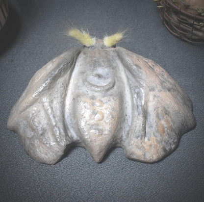 Tonskulptur der Nachtmotte – Hüterin des Mondlichts - Krafttier Motte - spirituelle Dekoration