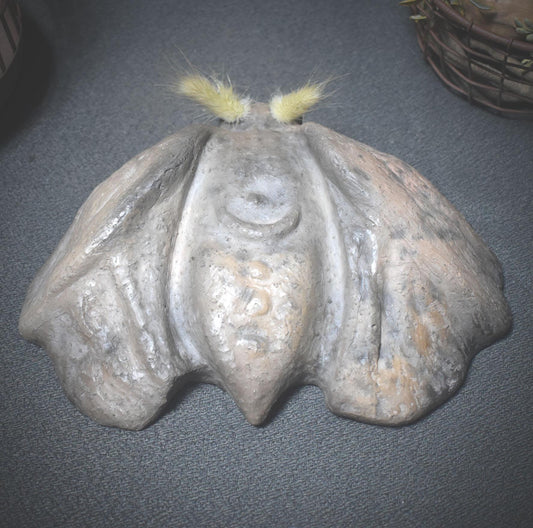 Tonskulptur der Nachtmotte – Hüterin des Mondlichts - Krafttier Motte - spirituelle Dekoration