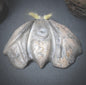 Tonskulptur der Nachtmotte – Hüterin des Mondlichts - Krafttier Motte - spirituelle Dekoration