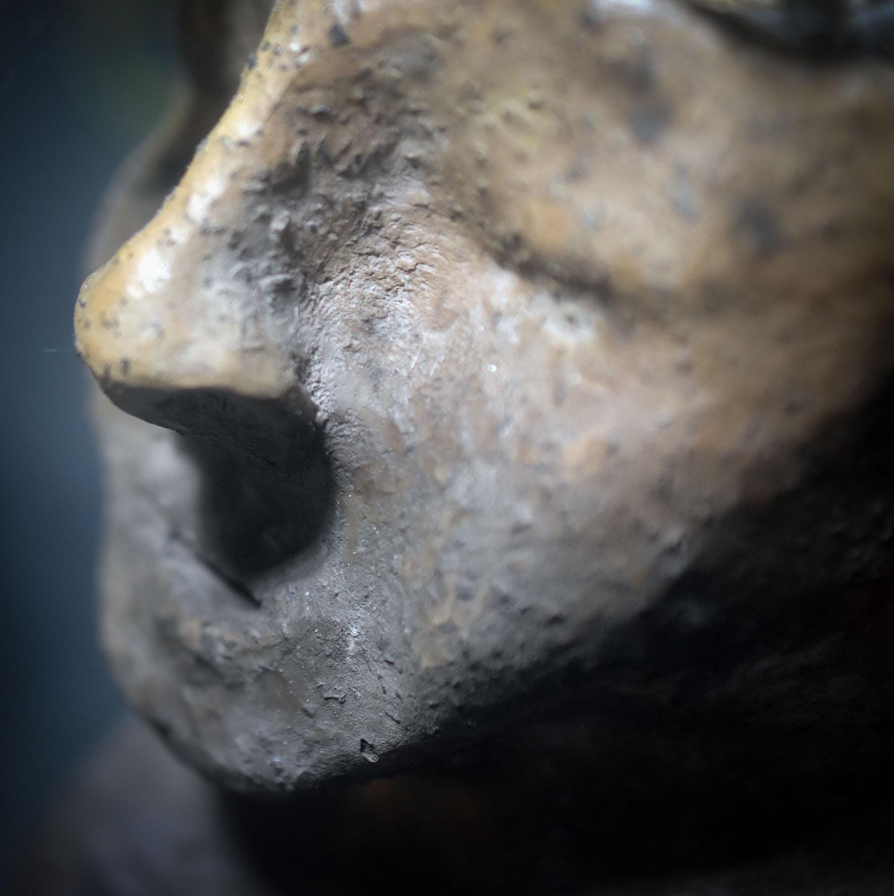 Tonskulptur der inneren Gefangenschaft – Ausdruck weiblicher Seelenkraft - Seelenarbeit