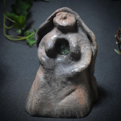 Open Heart – Weibliche Tonskulptur mit strahlendem Herz - öffne dein Herz - Kunstobjekt mit symbolischer Tiefe - Art.Nr.: SKU147