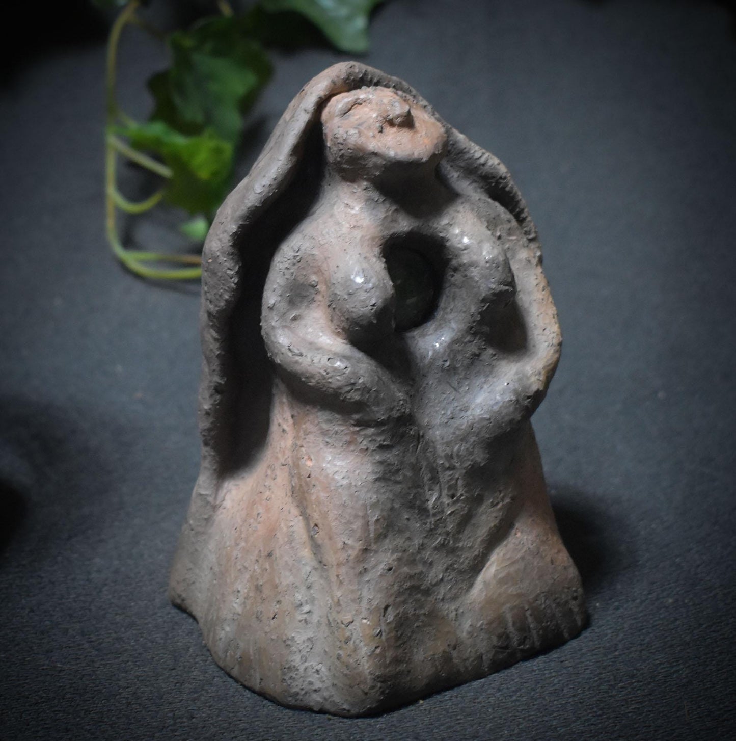 Open Heart – Weibliche Tonskulptur mit strahlendem Herz - öffne dein Herz - Kunstobjekt mit symbolischer Tiefe - Art.Nr.: SKU147