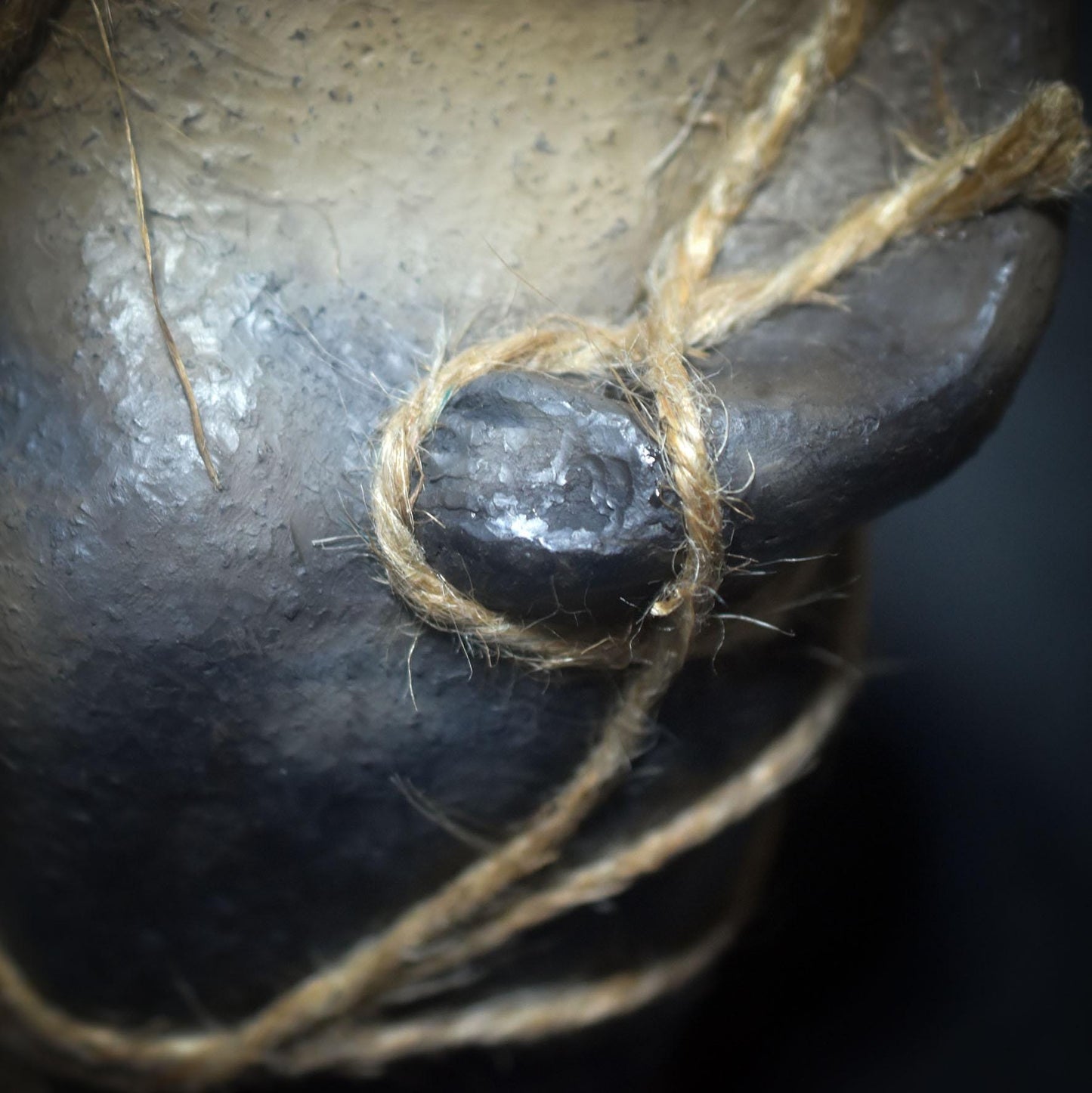 Gefesselte Seele – Weibliche Tonskulptur der inneren Einkehr - Selbstreflexion - Achtsamkeit - Art.Nr.: SKU148