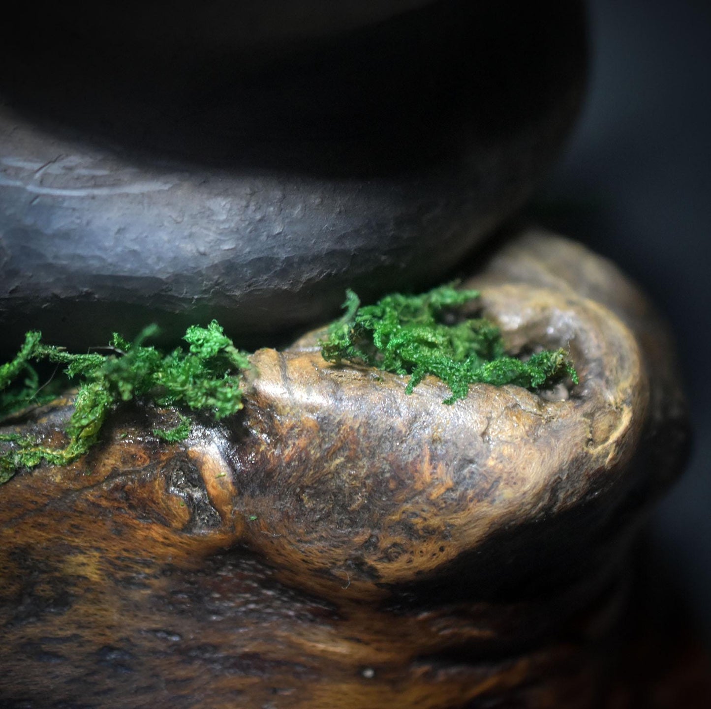 Umarmung der Muttergöttin – Weibliche Skulptur mit Armen, die eine Schale für Opfergaben bilden