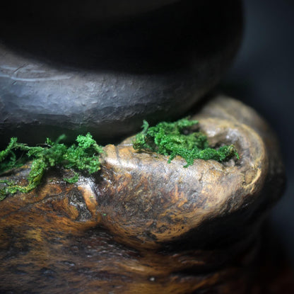 Umarmung der Muttergöttin – Weibliche Skulptur mit Armen, die eine Schale für Opfergaben bilden