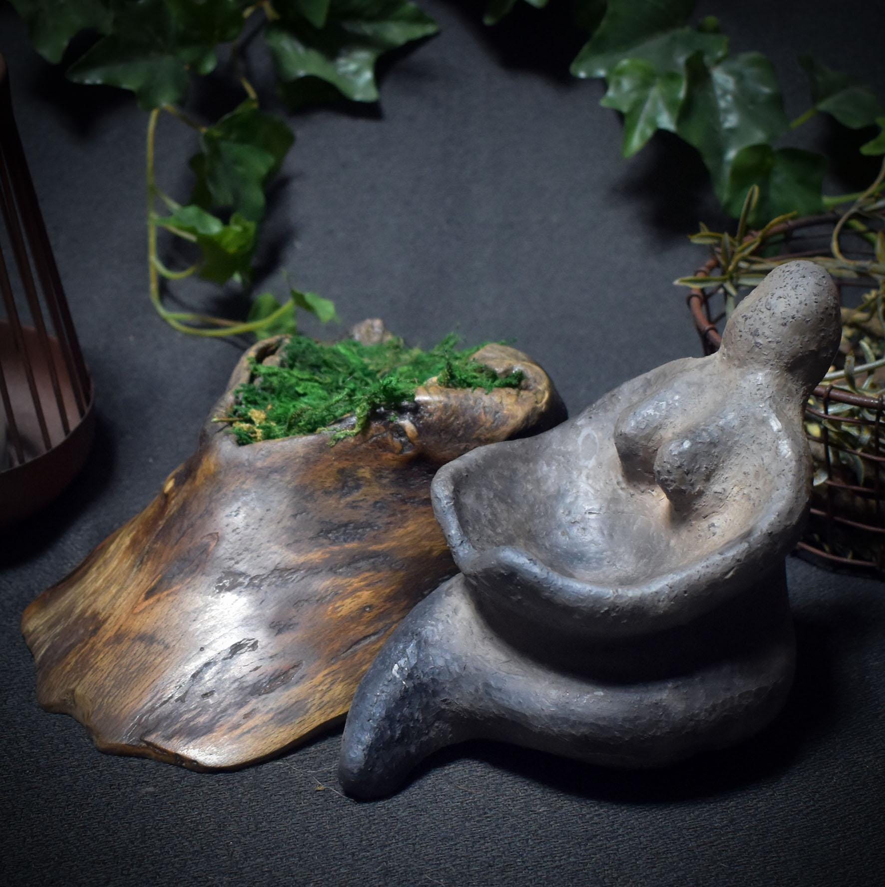 Umarmung der Muttergöttin – Weibliche Skulptur mit Armen, die eine Schale für Opfergaben bilden - Art.Nr.: SKU155