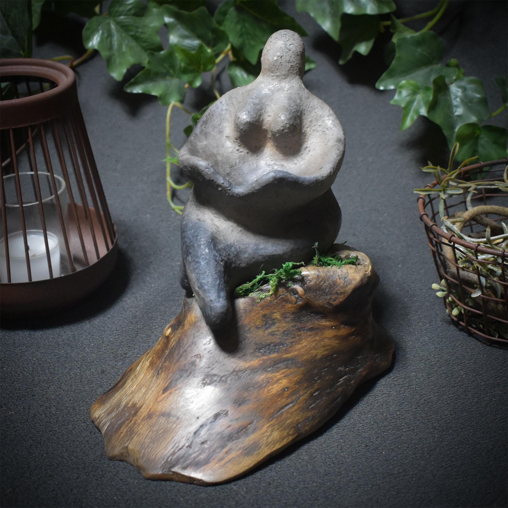 Umarmung der Muttergöttin – Weibliche Skulptur mit Armen, die eine Schale für Opfergaben bilden