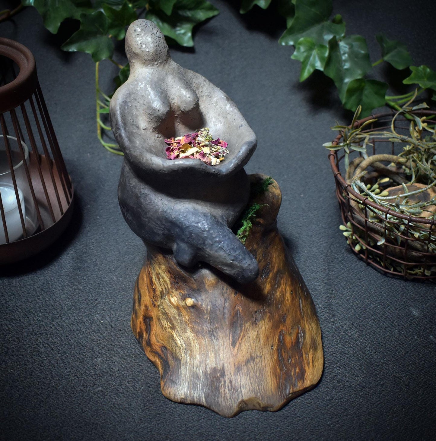 Umarmung der Muttergöttin – Weibliche Skulptur mit Armen, die eine Schale für Opfergaben bilden - Art.Nr.: SKU155