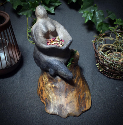 Umarmung der Muttergöttin – Weibliche Skulptur mit Armen, die eine Schale für Opfergaben bilden - Art.Nr.: SKU155