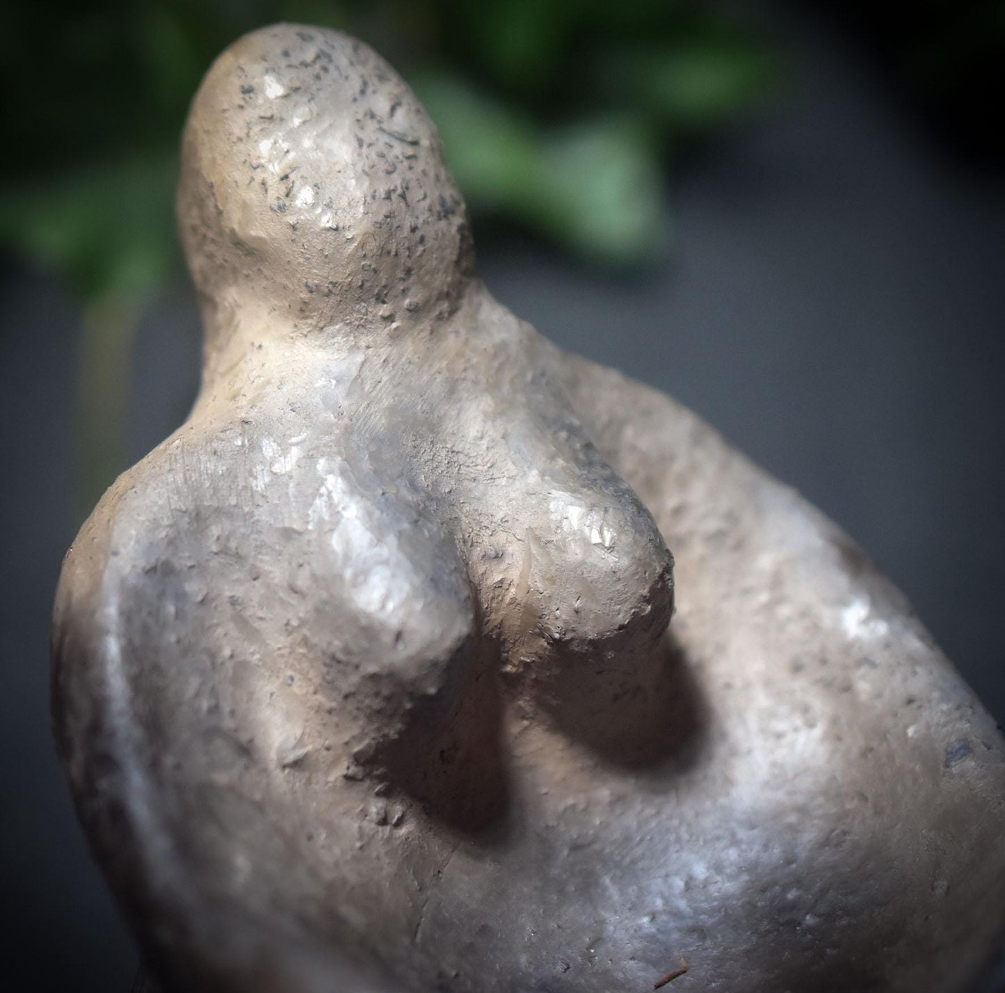 Umarmung der Muttergöttin – Weibliche Skulptur mit Armen, die eine Schale für Opfergaben bilden - Art.Nr.: SKU155