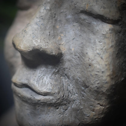 Gesicht der Weisheit – Archaische Skulptur in Rauchbrandkunst - Büste einer weisen Greisin