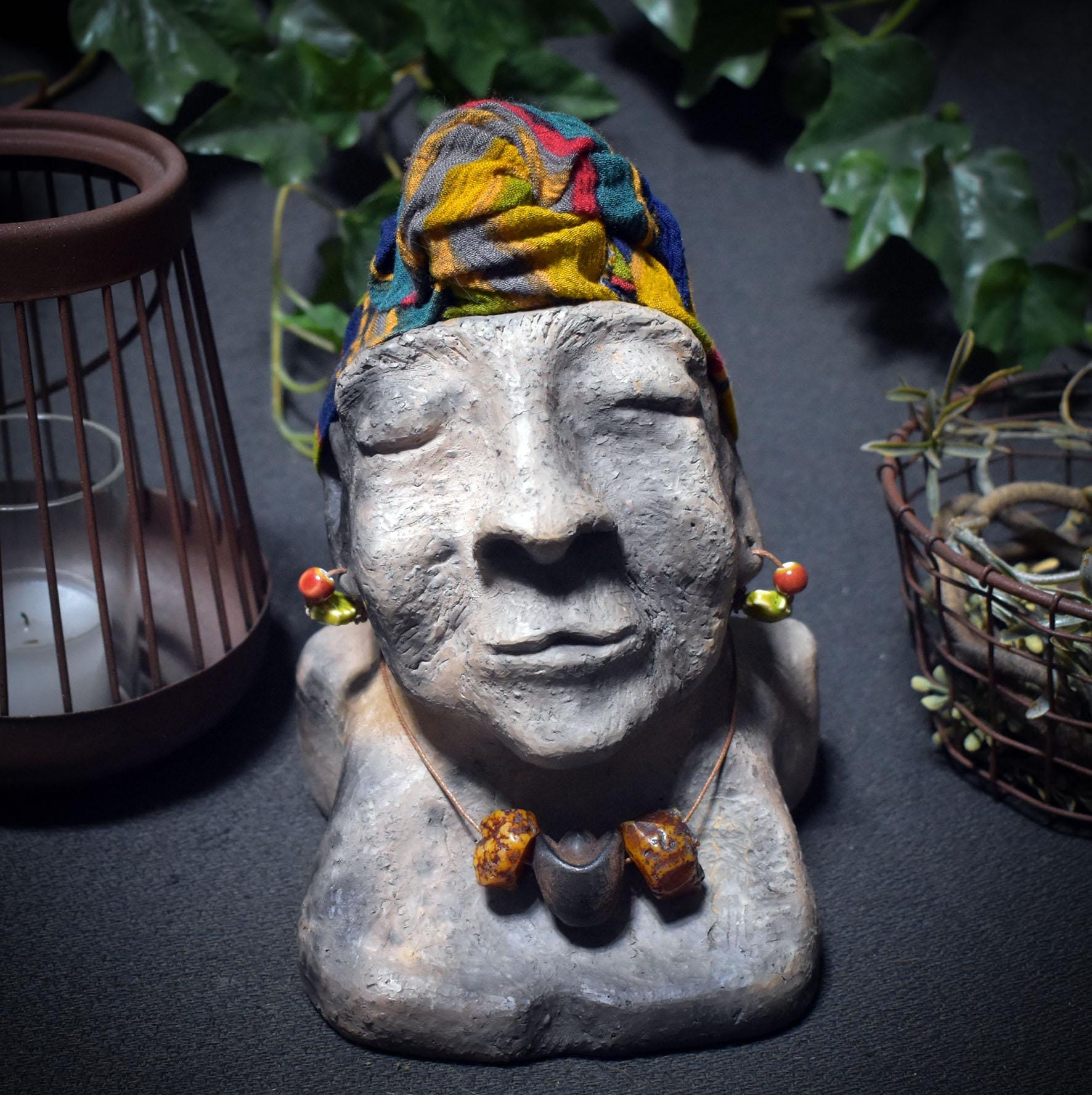 Gesicht der Weisheit – Archaische Skulptur in Rauchbrandkunst - Büste einer weisen Greisin