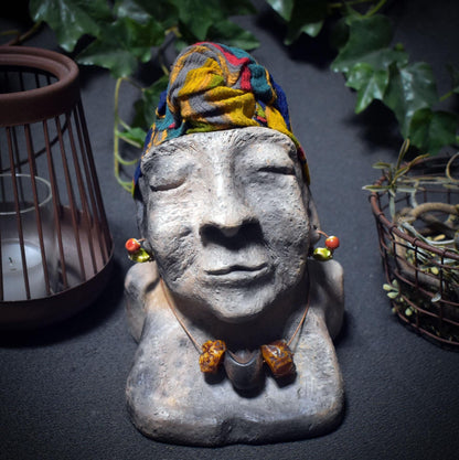 Gesicht der Weisheit – Archaische Skulptur in Rauchbrandkunst - Büste einer weisen Greisin