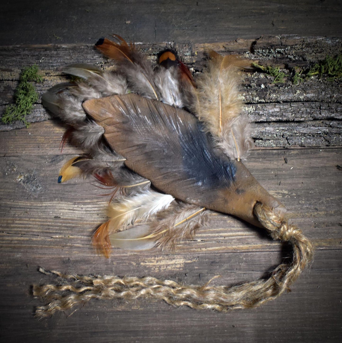 Räucherfächer /Federn der Elemente/ – Handgefertigt aus Ton und echten Federn - archaische Rauchbrandkunst - Ritualbedarf - Art.Nr.: RÄF013