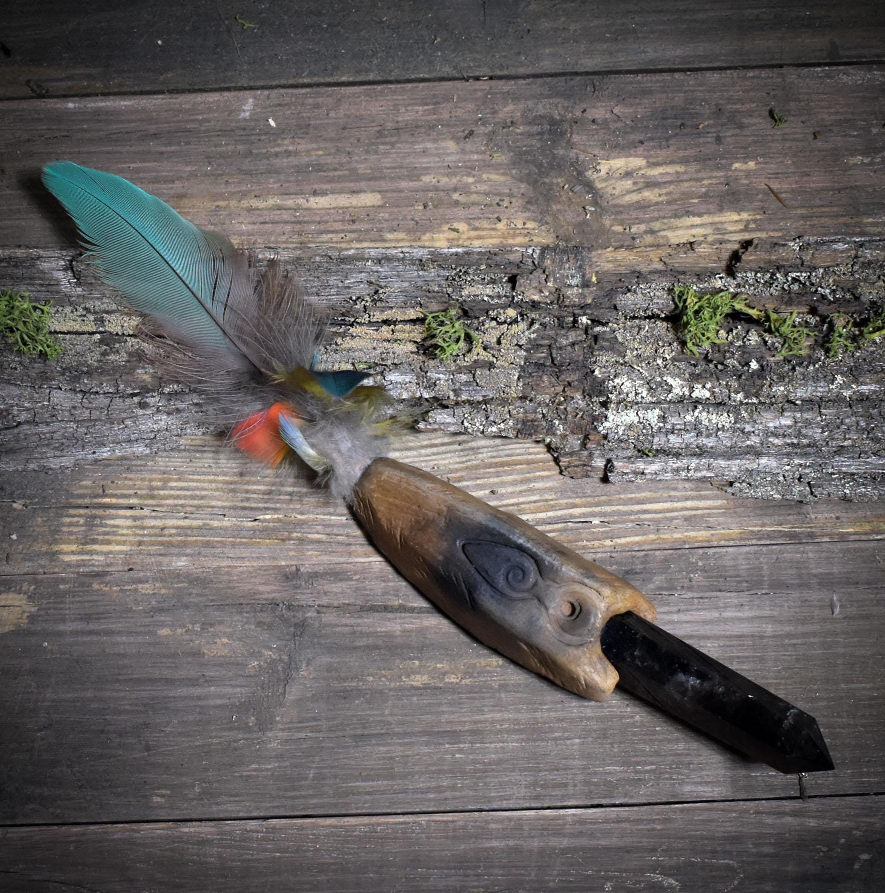 Ritualstab /Kraft der Großen Göttin/ – Rauchquarz, Ton & Papageienfedern - Griff aus Ton - Ritualwerkzeug - Art.Nr.: RST024