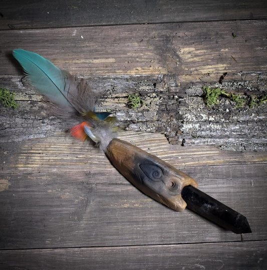 Ritualstab /Kraft der Großen Göttin/ – Rauchquarz, Ton & Papageienfedern - Griff aus Ton - Ritualwerkzeug - Art.Nr.: RST024