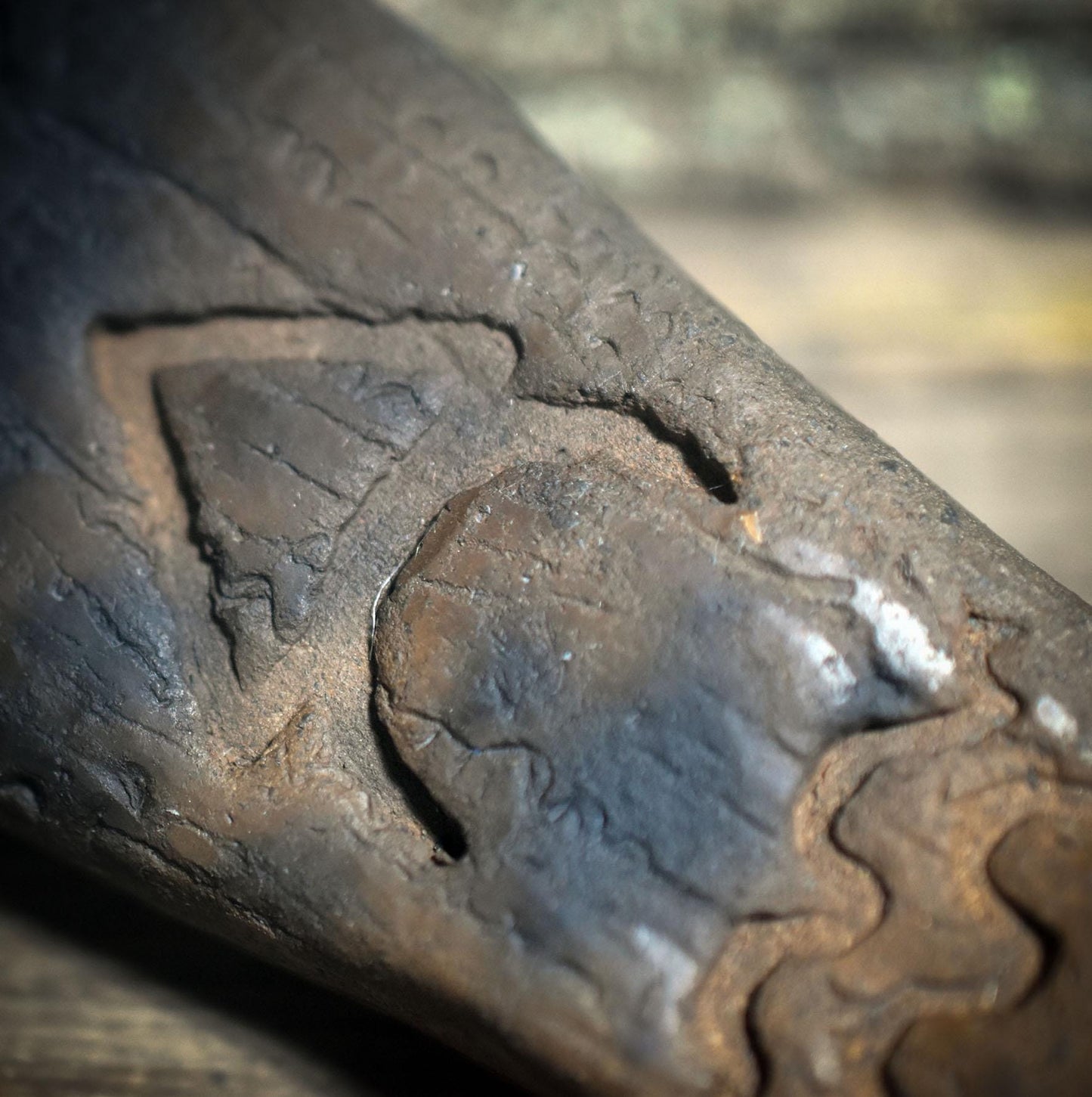 Räucherfächer -Schamanische Verbindung- – Handgefertigt aus Ton & Naturfedern - Ritualwerkzeug