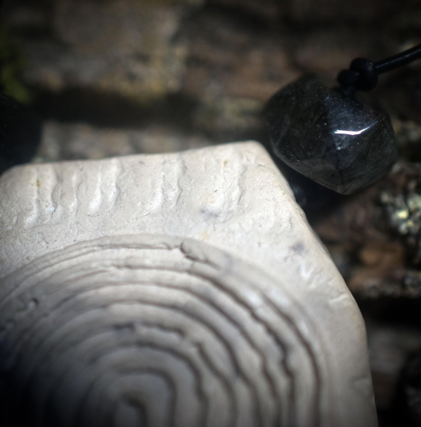 Amulett Göttinnenlabyrinth – Archaische Rauchbrandkunst aus Ton mit verstellbarem Lederband und Edelsteinen - Art.Nr.: AMU052