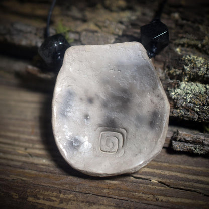 Amulett Göttinnenlabyrinth – Archaische Rauchbrandkunst aus Ton mit verstellbarem Lederband und Edelsteinen - Art.Nr.: AMU052